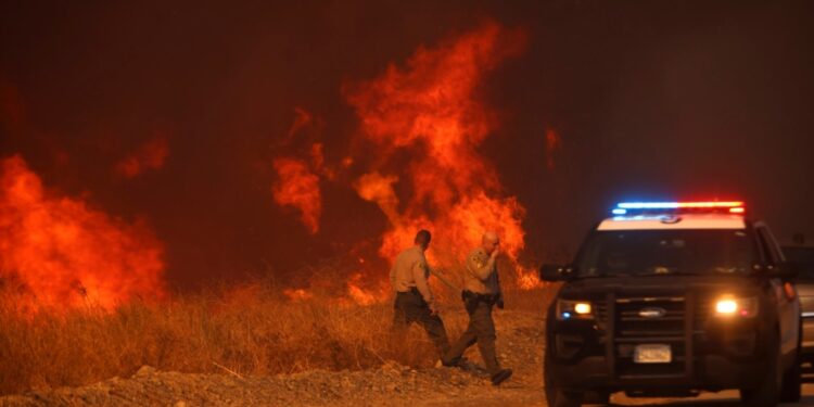 Fuegos y temperaturas congelantes son el contraste del clima en EEUU