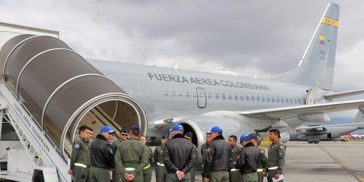 Colombia envía aviones de la Fuerza Aérea para repatriar a migrantes deportados de EEUU