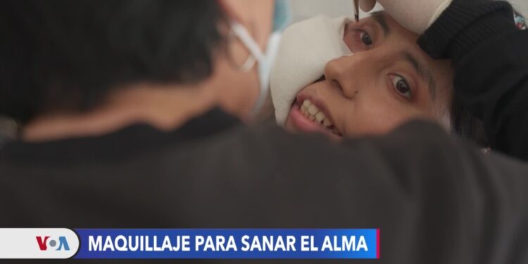 Un proyecto de maquillaje terapéutico ayuda a personas con cáncer en un hospital de Buenos Aires