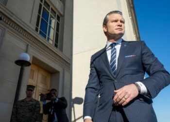 Trump firma orden que podría poner en marcha un futuro veto a soldados transgénero