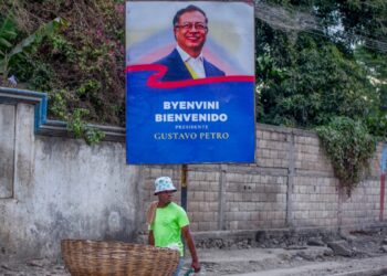 Presidente de Colombia visita el sur de Haití en medio de un repunte en la violencia de pandillas