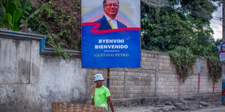 Presidente de Colombia visita el sur de Haití en medio de un repunte en la violencia de pandillas