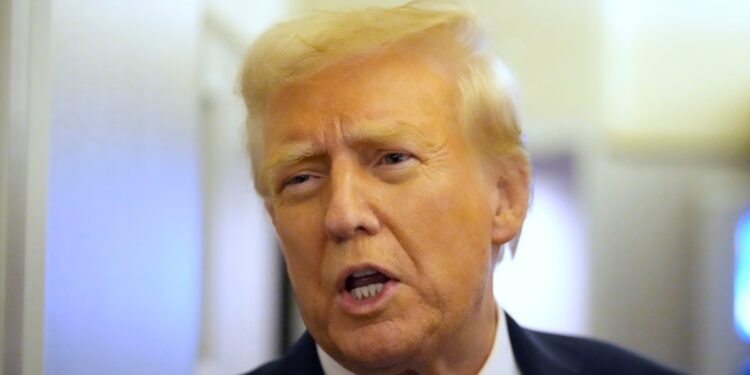 Grupos preparan demanda contra la orden de Trump sobre tropas transgénero