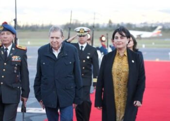 Edmundo González Urrutia es recibido en Ecuador con honores de Jefe de Estado