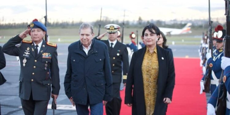 Edmundo González Urrutia es recibido en Ecuador con honores de Jefe de Estado