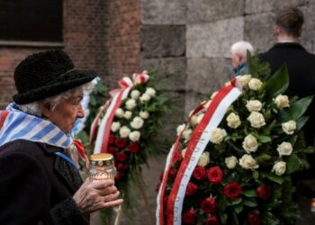 Sobrevivientes de Auschwitz conmemoran 80 aniversario de liberación del campo de exterminio