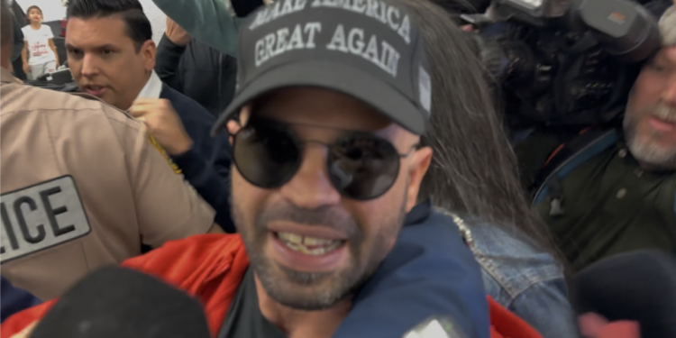 Exlíder de los Proud Boys llega a Miami tras recibir indulto presidencial