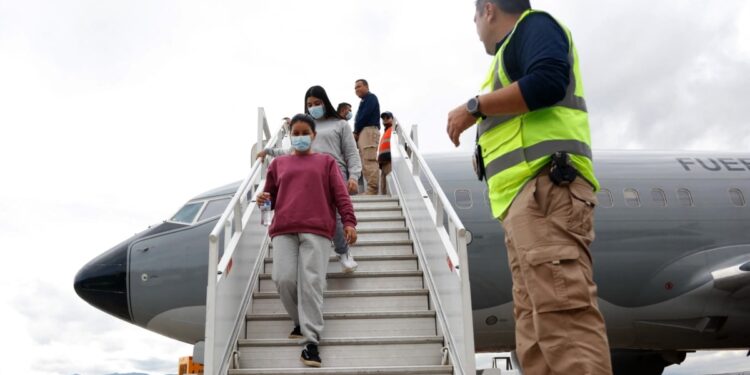 Presidente Petro pide regresar a su país a colombianos indocumentados en EEUU