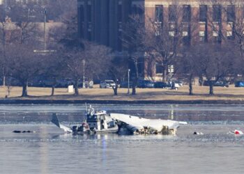 Recuperan al menos 40 cuerpos de las 67 víctimas del accidente aéreo en Washington