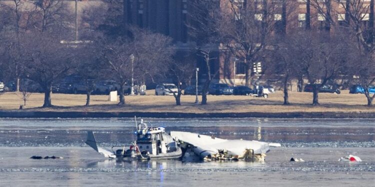 Recuperan al menos 40 cuerpos de las 67 víctimas del accidente aéreo en Washington
