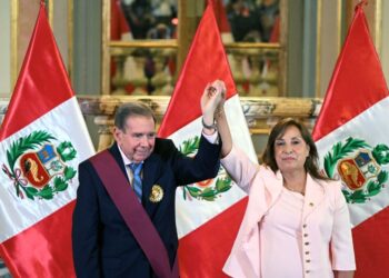 Presidenta de Perú condecora a Edmundo González Urrutia y le reconoce como presidente de Venezuela