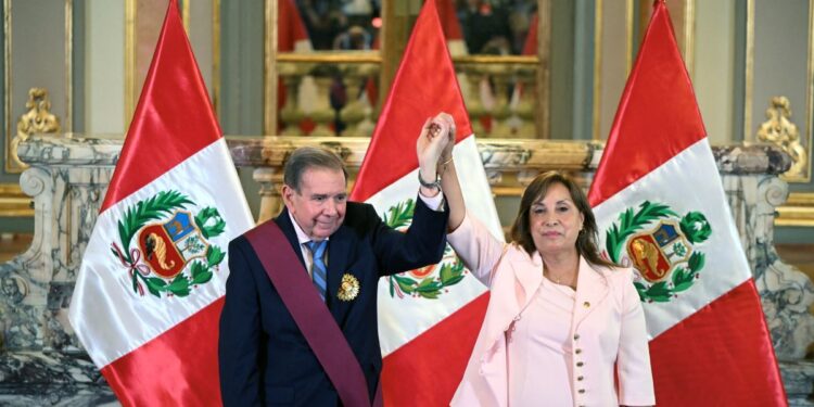 Presidenta de Perú condecora a Edmundo González Urrutia y le reconoce como presidente de Venezuela