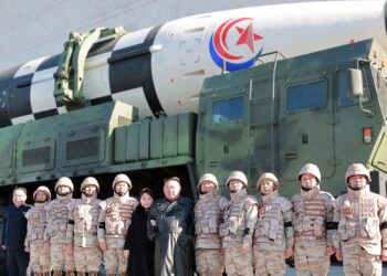 Kim Jong-un llama a fortalecimiento nuclear después de que Trump dijera que busca dialogar