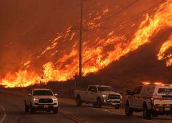 Un nuevo incendio amenaza a Los Ángeles tras días de avances por los devastadores fuegos