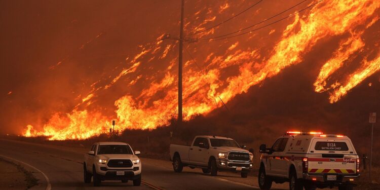 Un nuevo incendio amenaza a Los Ángeles tras días de avances por los devastadores fuegos
