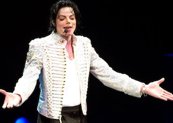 Caos en la película de Michael Jackson por incluir una sonada acusación de abuso infantil