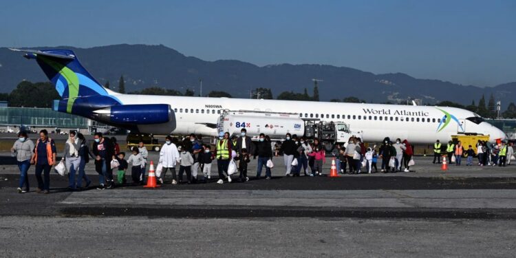 Departamento de Estado de EEUU reacciona a negativa de Petro de recibir a deportados y anuncia medidas contundentes