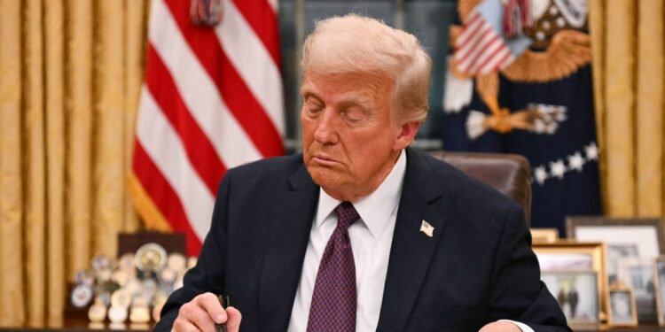 Trump anuncia sanciones al gobierno de Gustavo Petro por impedir aterrizaje de aviones con deportados