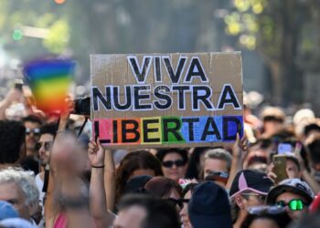 Milei prohíbe tratamientos y cirugía para cambio de género en menores de edad en Argentina