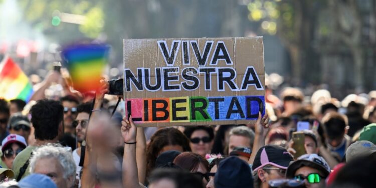 Milei prohíbe tratamientos y cirugía para cambio de género en menores de edad en Argentina