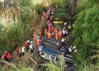 En Fotos | Al menos 50 muertos tras la caída de un autobús en un río en Guatemala
