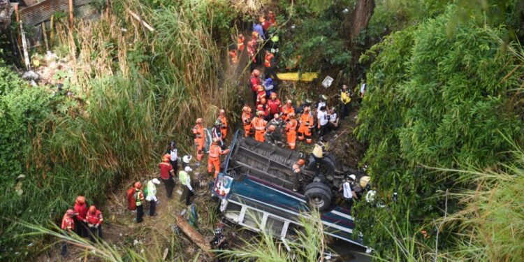 En Fotos | Al menos 50 muertos tras la caída de un autobús en un río en Guatemala