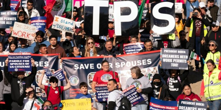 ¿Pueden los venezolanos con TPS cancelado aplicar al asilo en EEUU?