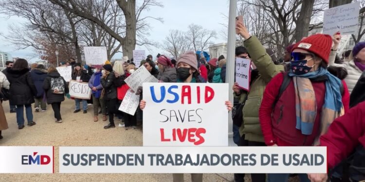 Trabajadores de USAID protestan contra la decisión de suspenderlos