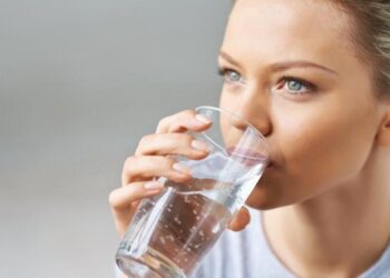 Cómo la falta de hidratación impacta en el cerebro y la memoria