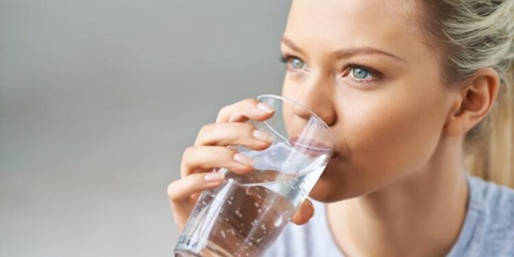 Cómo la falta de hidratación impacta en el cerebro y la memoria