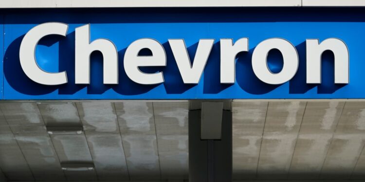 Cancelación de licencia de Chevron podría llevar a un nuevo pacto de exportación de petróleo en Venezuela: fuentes