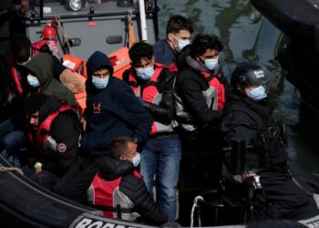 Reino Unido ensalza su campaña contra el trabajo ilegal para mostrarse firme en inmigración