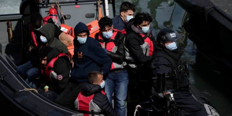 Reino Unido ensalza su campaña contra el trabajo ilegal para mostrarse firme en inmigración