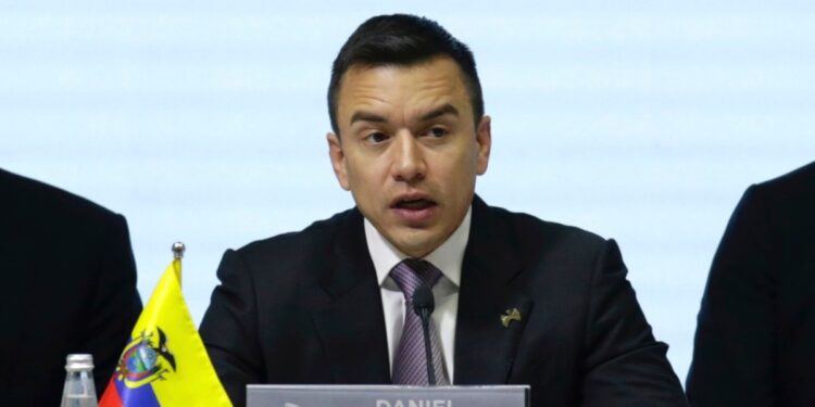 Presidente de Ecuador propone prisión preventiva obligatoria por terrorismo, en medio de campaña