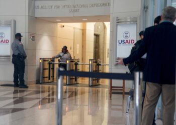 Empleados federales en EEUU deben responder hoy al ofrecimiento de compensación por renuncia voluntaria