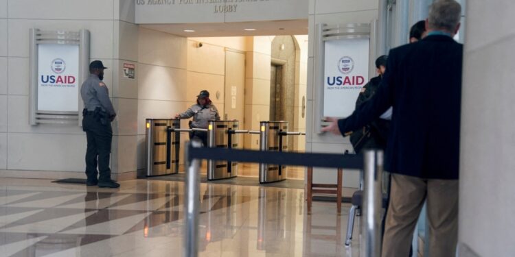 Empleados federales en EEUU deben responder hoy al ofrecimiento de compensación por renuncia voluntaria