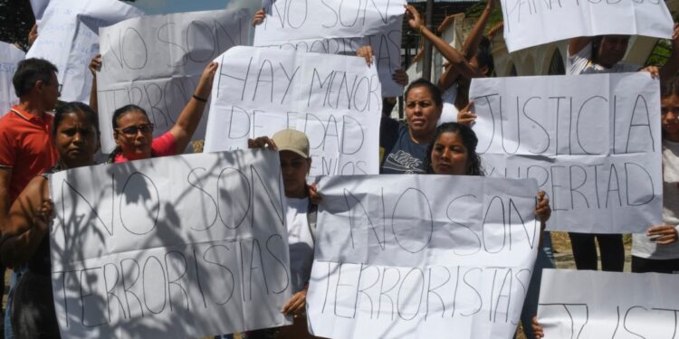 Juez impide deportación de 3 venezolanos a Guantánamo. Y más.