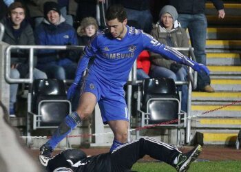 Recogepelotas que fue pateado por un jugador del Chelsea se convierte en multimillonario