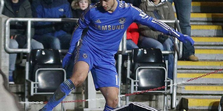 Recogepelotas que fue pateado por un jugador del Chelsea se convierte en multimillonario