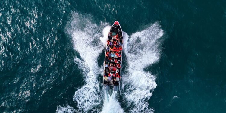 Migrantes navegan de Panamá a Colombia tras masivas deportaciones de EEUU