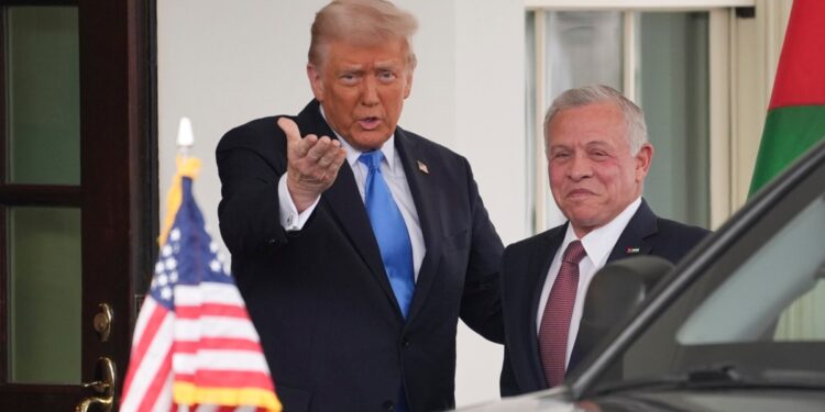 El presidente Donald Trump recibió en la Casa Blanca al monarca de Jordania, con quien conversó sobre el futuro de la Franja de Gaza