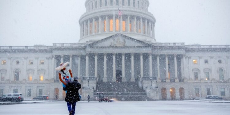 En un Congreso dividido, legisladores republicanos y demócratas elogiaron y criticaron la agenda de Trump, las primeras semanas de gobierno