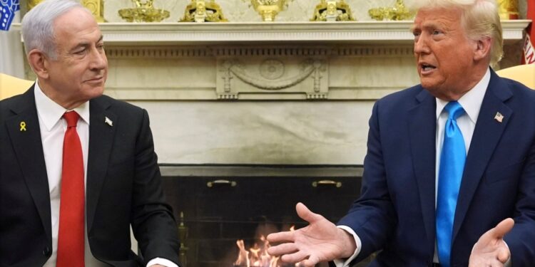 Que desplazados de Gaza sean reubicados fuera del territorio palestino, propone Trump