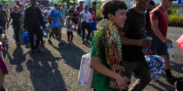 Crecen los retornos de migrantes hondureños mientras expertos piden más protección