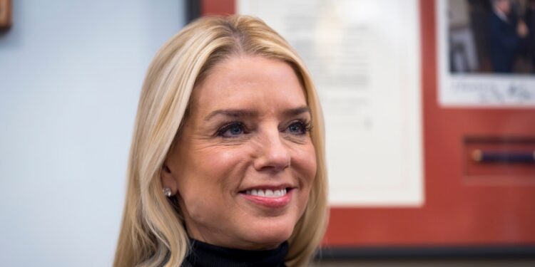 A pocas horas de haber empezado a ejercer funciónes, la fiscal general de EEUU, Pam Bondi, canceló los fondos federales a ciudades santuario