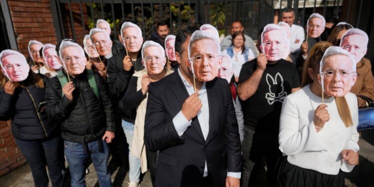 Expresidente colombiano Álvaro Uribe alega inocencia en juicio en su contra