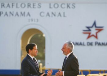 EEUU anuncia que sus buques ya pueden transitar por Canal de Panamá sin pagar; autoridad de la vía niega acuerdo