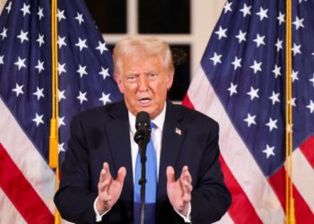 Juez ordena al gobierno de Trump restablecer todo el gasto federal de EEUU que congeló