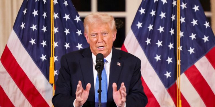 Juez ordena al gobierno de Trump restablecer todo el gasto federal de EEUU que congeló