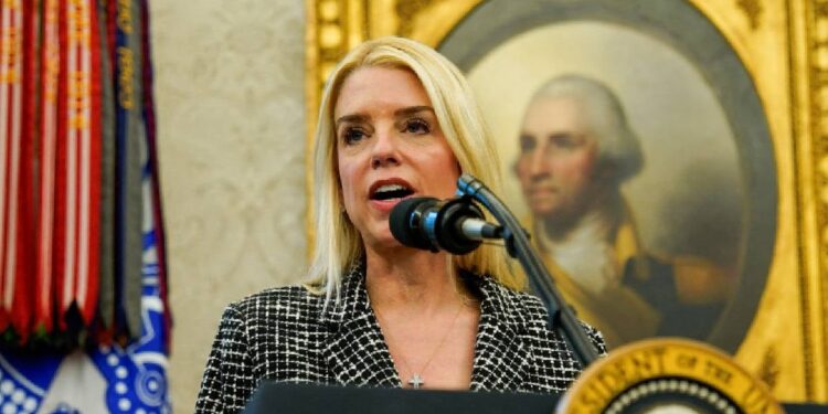 Fiscal general de EE UU pide pena de muerte para inmigrantes indocumentados que cometan delitos graves